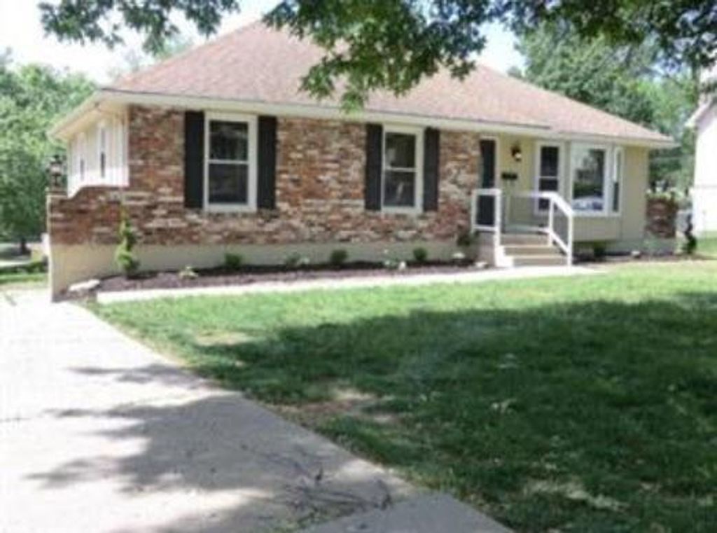 Photo of 10716 BELLAIRE Avenue, Kansas City, MO 64134 (MLS # 2608179)