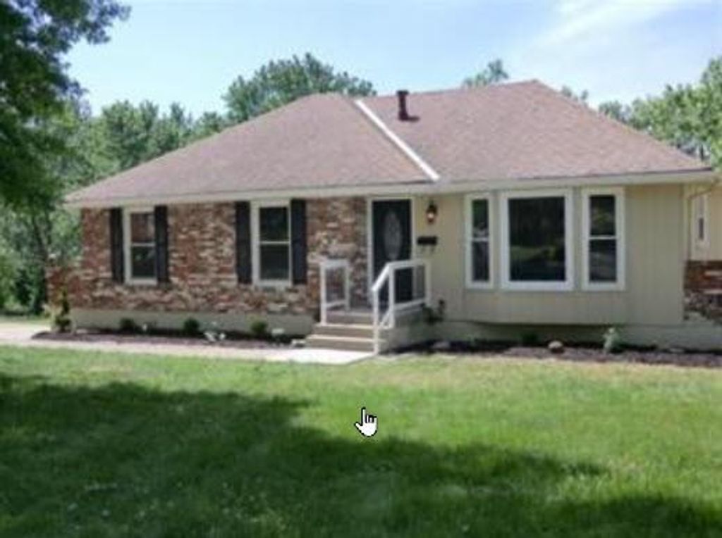 Photo of 10716 BELLAIRE Avenue, Kansas City, MO 64134 (MLS # 2608179)