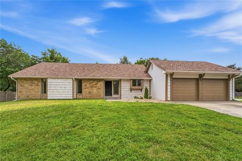 219 NW Redwood Court, Lee\'s Summit, MO 64064 - #: 2628735