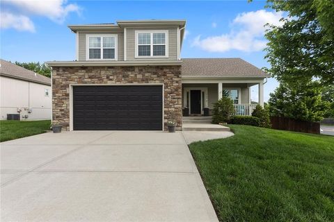 Photo of 1740 NE Nine Oaks Drive, Lees Summit, MO 64086 (MLS # 2617394)