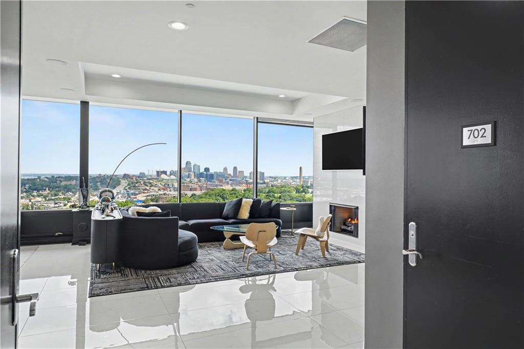 700 W 31st Street 702