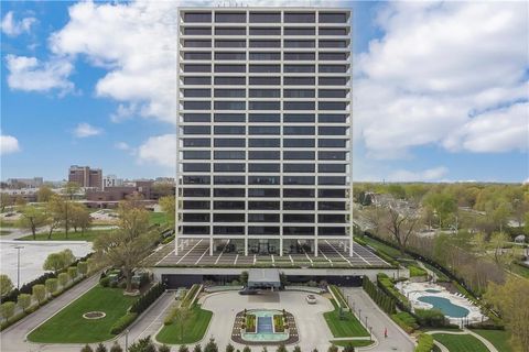 Photo of 700 W 31st Street #702, Kansas City, MO 64108 (MLS # 2629157)