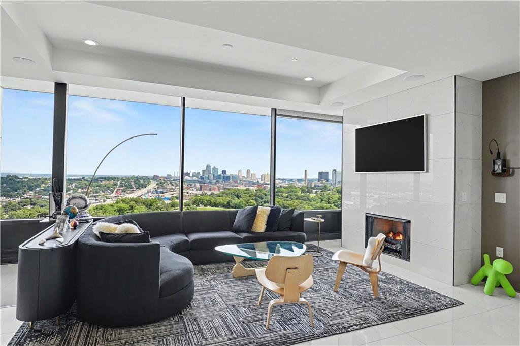 700 W 31st Street 702