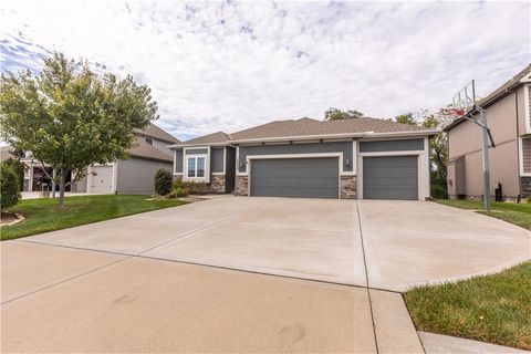 Photo of 10050 N Stark Avenue, Kansas City, MO 64157 (MLS # 2581586)