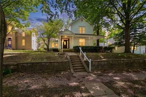 Photo of 613 Chestnut Street, Leavenworth, KS 66048 (MLS # 2619814)