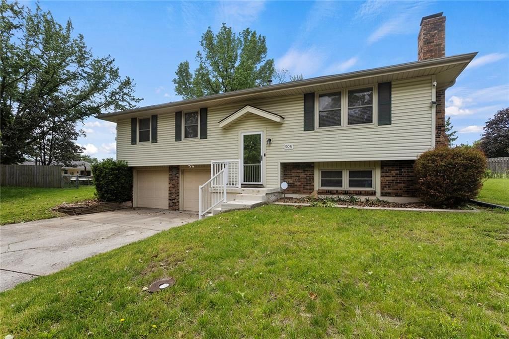 Photo of 508 SW KILLARNEY Lane, Blue Springs, MO 64014 (MLS # 2617443)