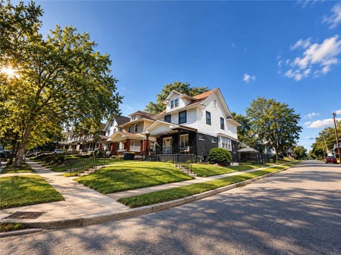 Photo of 147 Kensington Avenue, Kansas City, MO 64123 (MLS # 2643151)