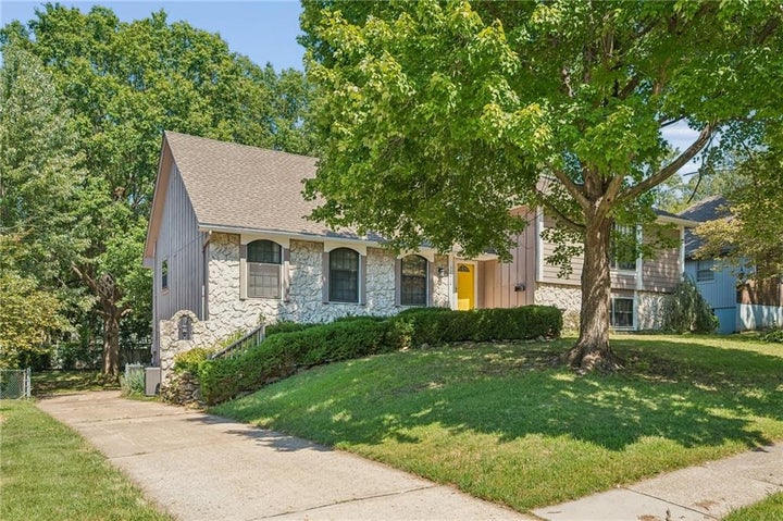 Photo 1 of 39 — 11010 E 83rd Terrace, Raytown, MO 64138