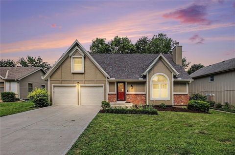 Photo of 15299 CONSER Street, Overland Park, KS 66223 (MLS # 2630455)