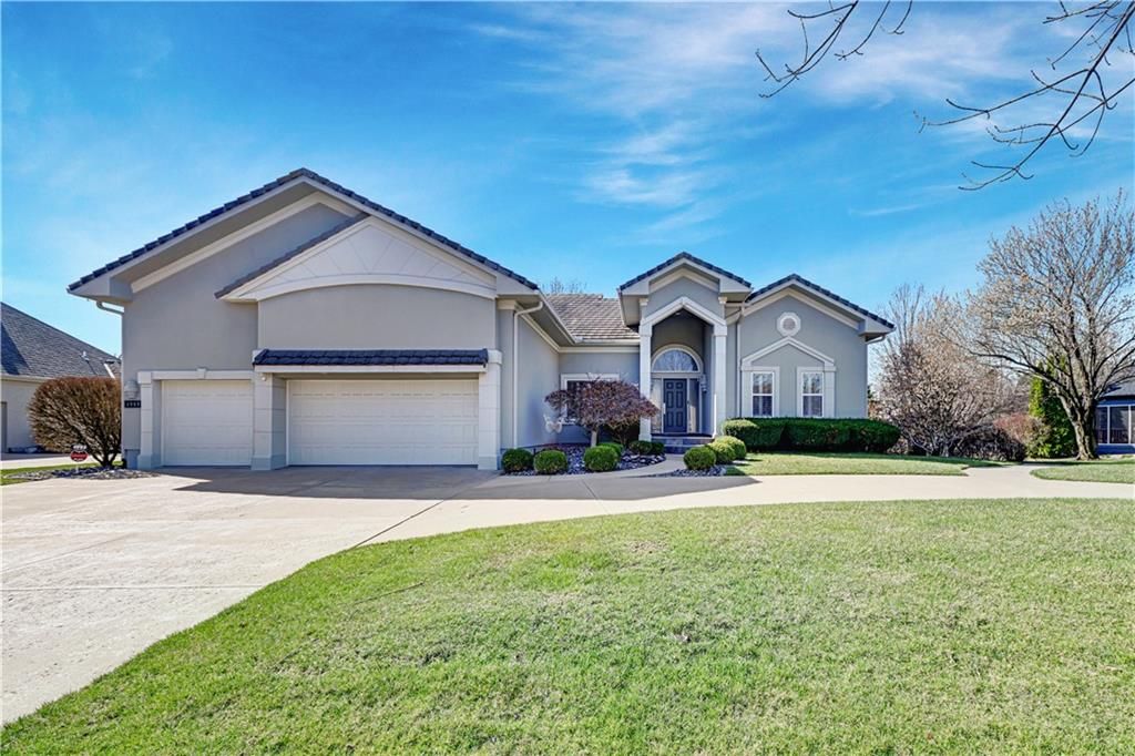 Photo of 4989 W 150th Place, Leawood, KS 66224 (MLS # 2618774)