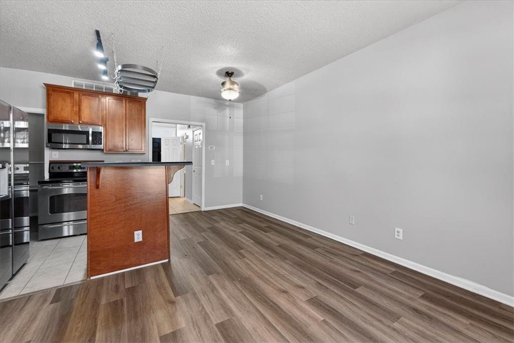 911 W 41st Place 911