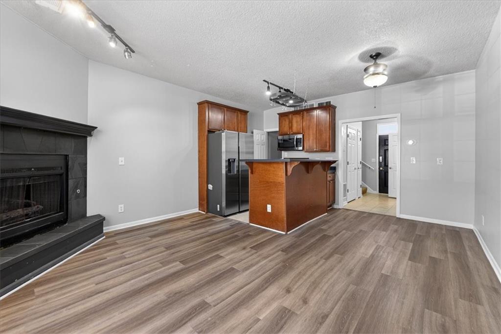 911 W 41st Place 911