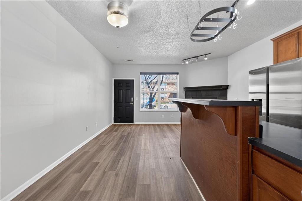 911 W 41st Place 911