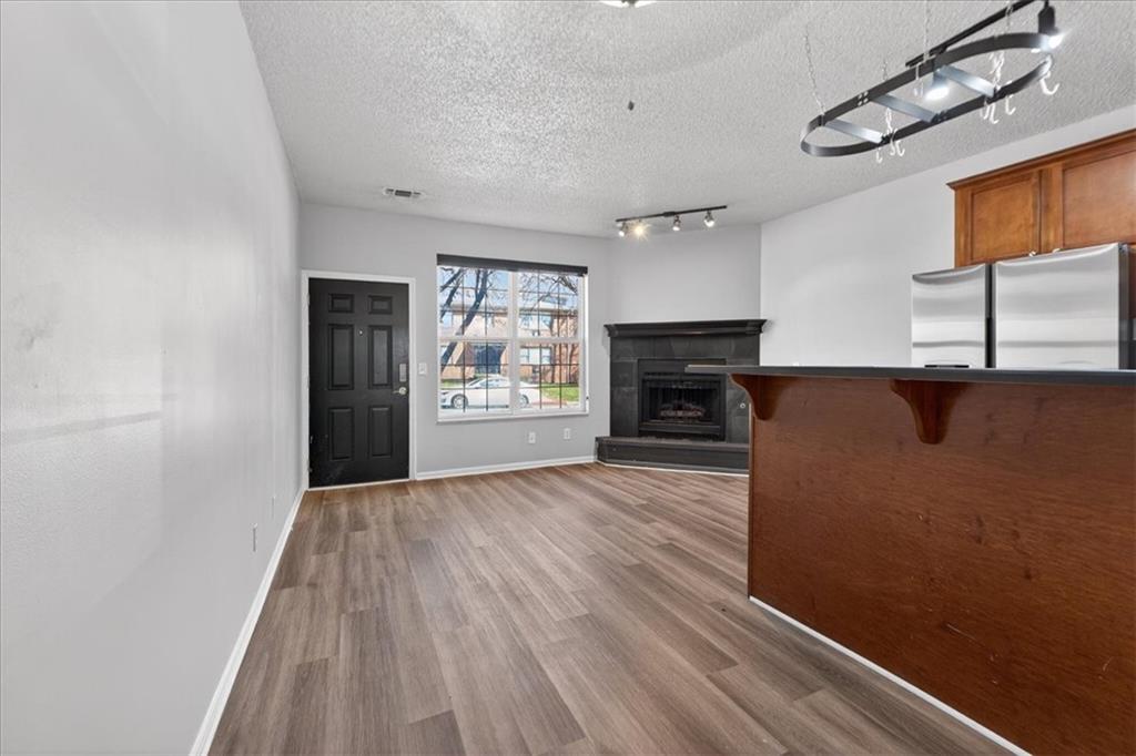 911 W 41st Place 911