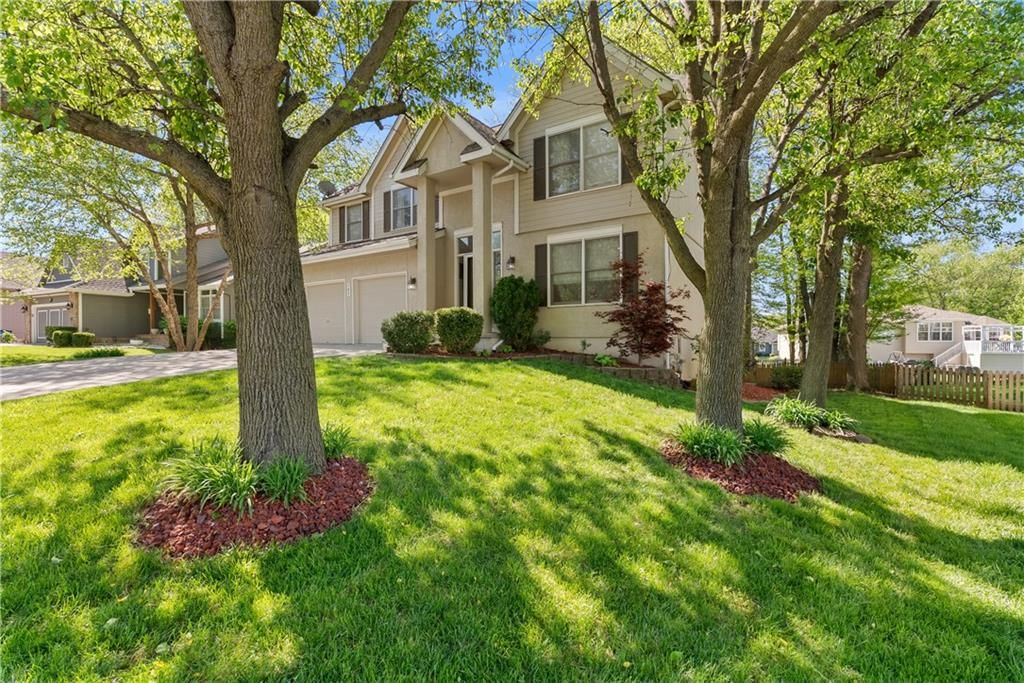 Photo of 705 Hawthorne Drive, Liberty, MO 64068 (MLS # 2608655)
