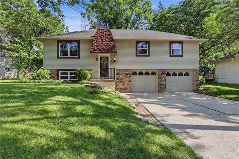 Photo of 201 SW Sandstone Drive, Blue Springs, MO 64014 (MLS # 2622322)