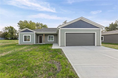 Photo of 915 5th Street Terrace, Osawatomie, KS 66064 (MLS # 2647322)