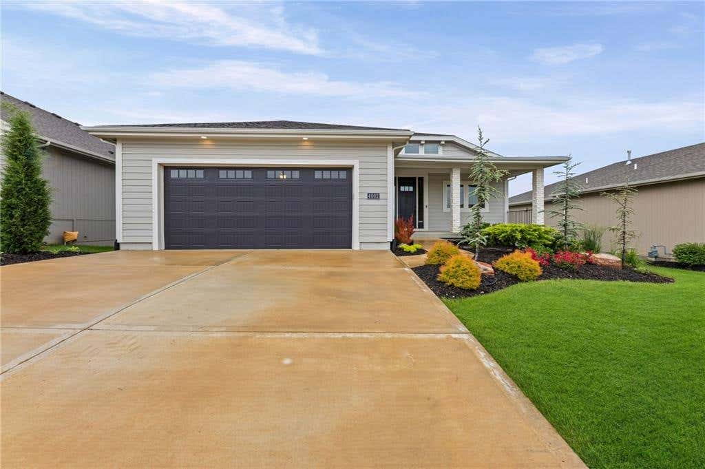 Photo of 4002 W 158th Terrace, Overland Park, KS 66224 (MLS # 2621656)