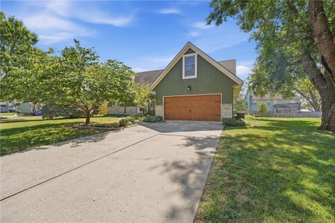 Photo of 1129 SE 11th Street, Lees Summit, MO 64081 (MLS # 2641954)
