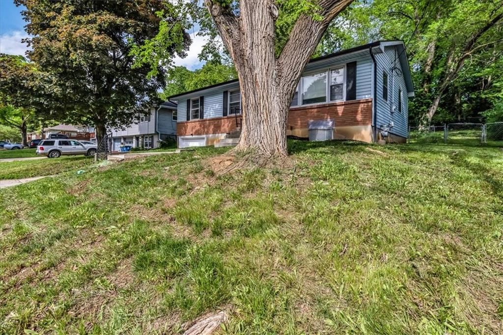 Photo of 425 Maple Street, Liberty, MO 64068 (MLS # 2599304)