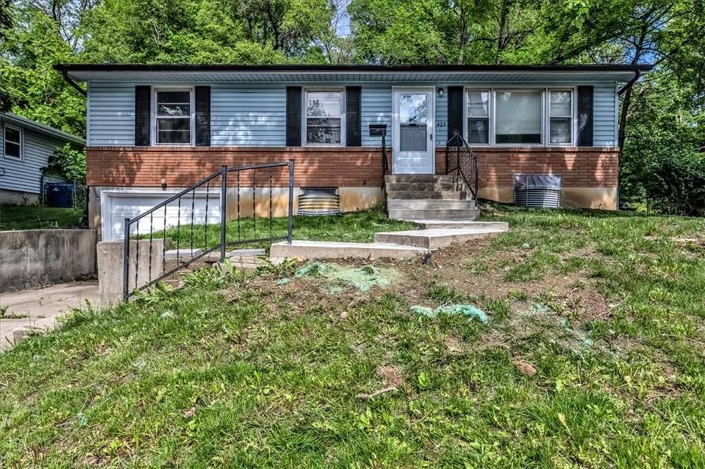 Photo of 425 Maple Street, Liberty, MO 64068 (MLS # 2599304)
