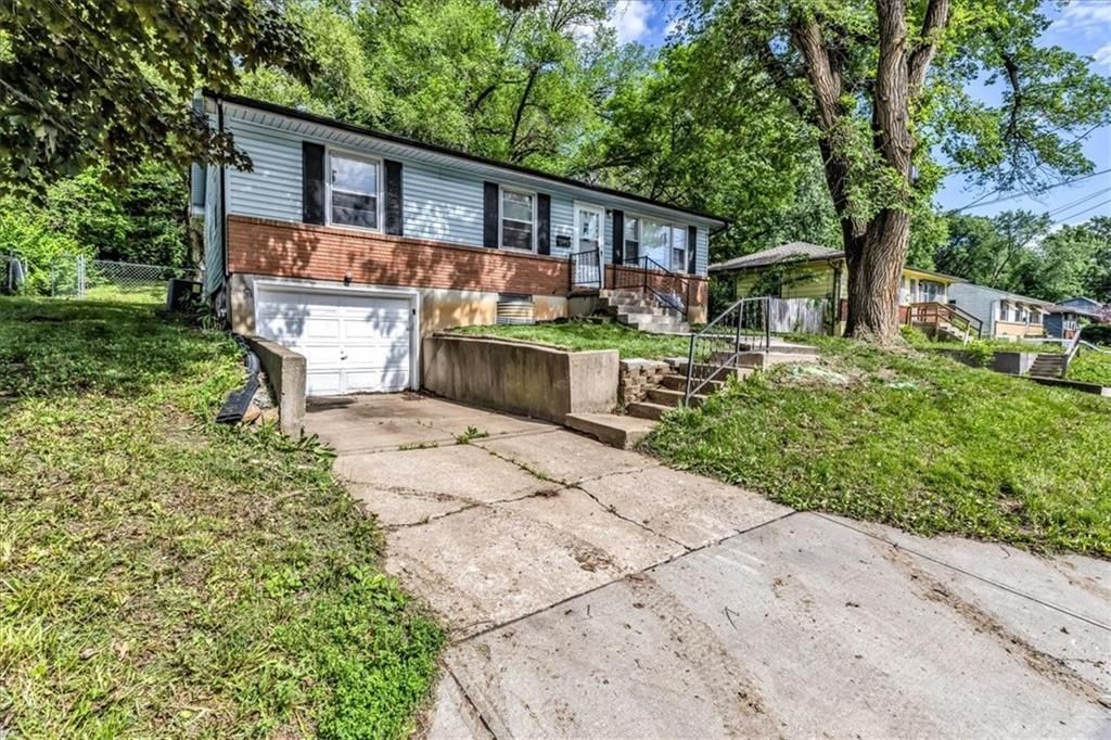 Photo of 425 Maple Street, Liberty, MO 64068 (MLS # 2599304)