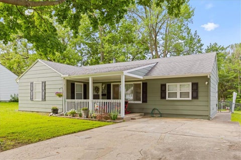 Photo of 503 NE 67th Terrace, Gladstone, MO 64118 (MLS # 2648320)