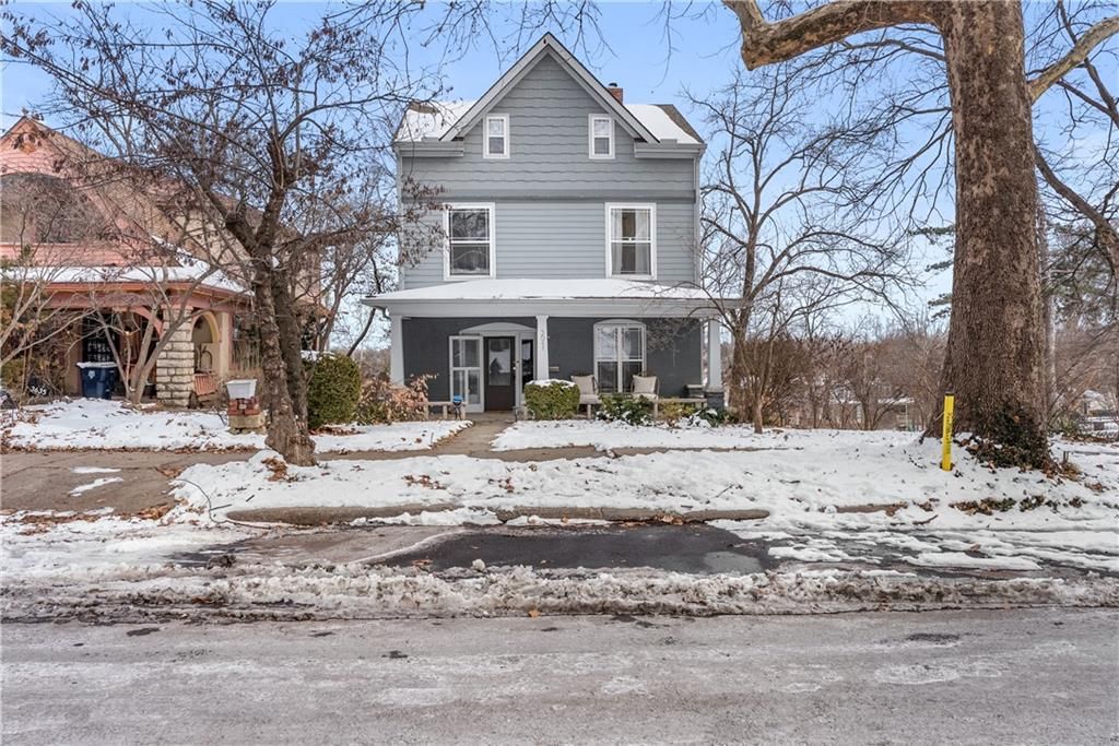 Photo of 3641 Bell Street, Kansas City, MO 64111 (MLS # 2598070)