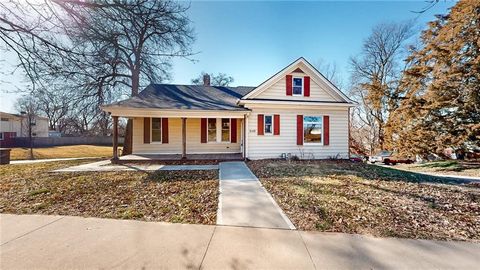Photo of 2110 Ashland Avenue, St Joseph, MO 64506 (MLS # 2619478)
