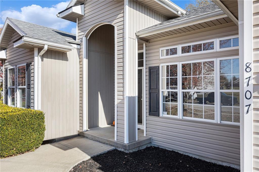 8707 N ROBINHOOD Avenue