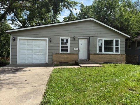 Photo of 3909 E 58th Street, Kansas City, MO 64130 (MLS # 2640560)