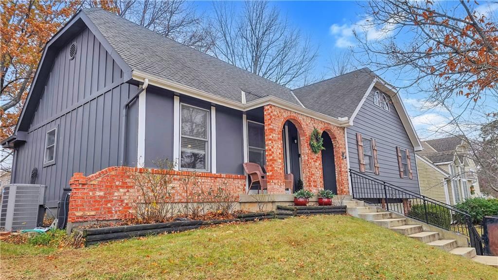 Photo of 1032 S LINDENWOOD Drive, Olathe, KS 66062 (MLS # 2592481)