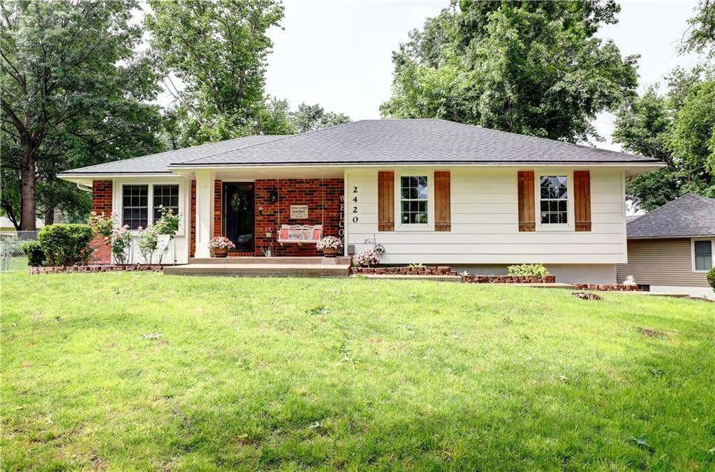 Photo of 2420 SW Rome Court, Blue Springs, MO 64015 (MLS # 2623620)