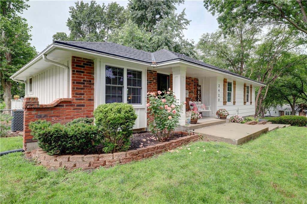 Photo of 2420 SW Rome Court, Blue Springs, MO 64015 (MLS # 2623620)