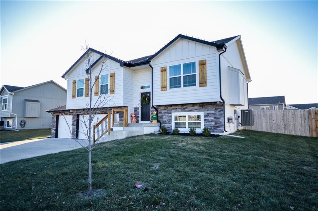 Photo of 1103 NW 4th Street, Oak Grove, MO 64075 (MLS # 2592415)