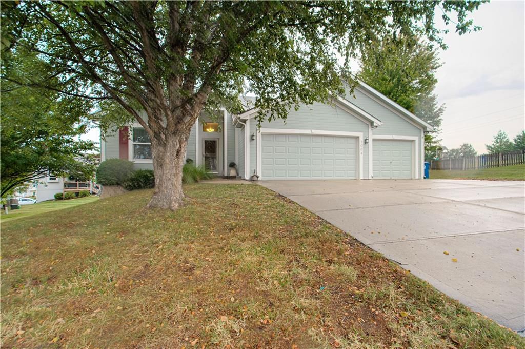 Photo of 1004 Hackberry Court, Liberty, MO 64068 (MLS # 2574726)