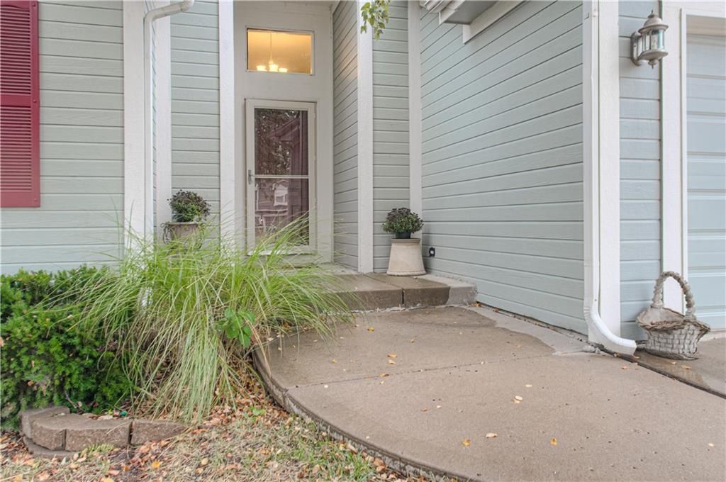 Photo of 1004 Hackberry Court, Liberty, MO 64068 (MLS # 2574726)