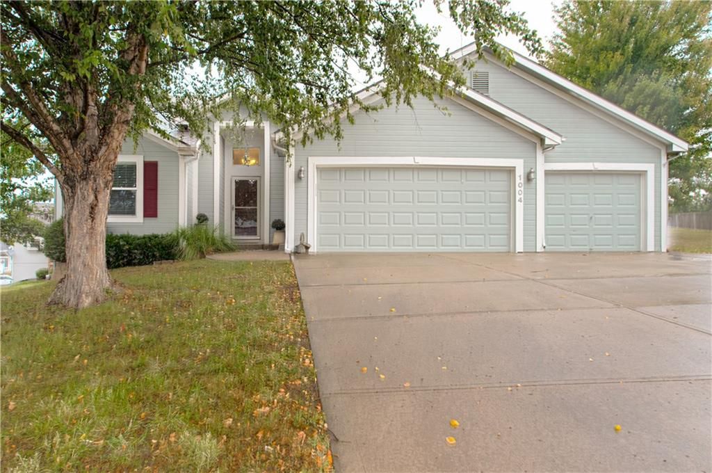 Photo of 1004 Hackberry Court, Liberty, MO 64068 (MLS # 2574726)