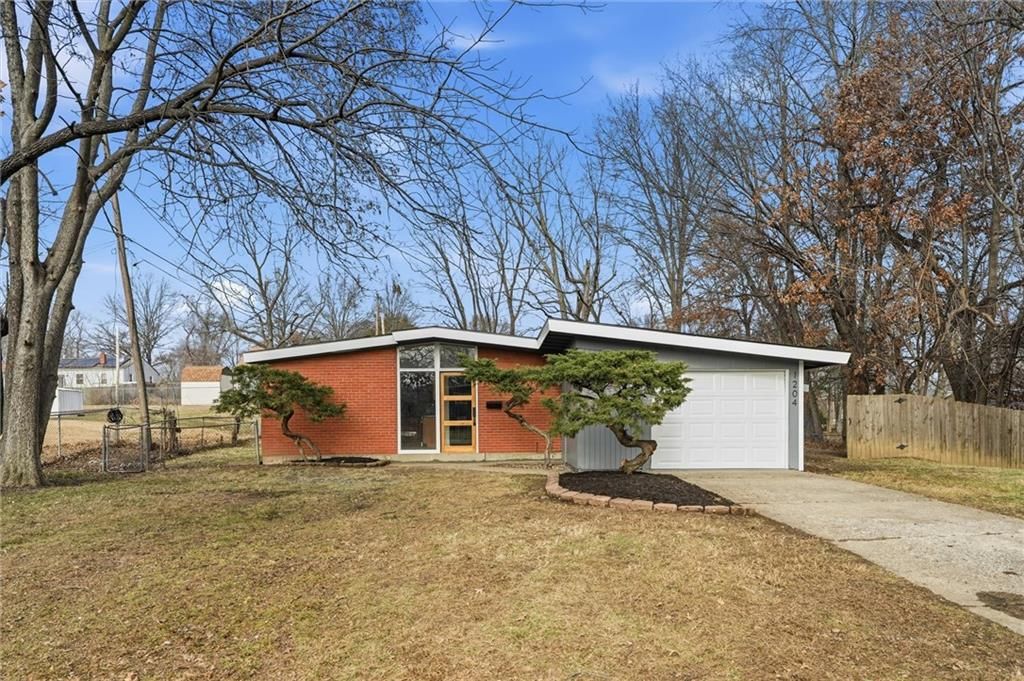 Photo of 1204 NE 67th Street, Kansas City, MO 64118 (MLS # 2592126)