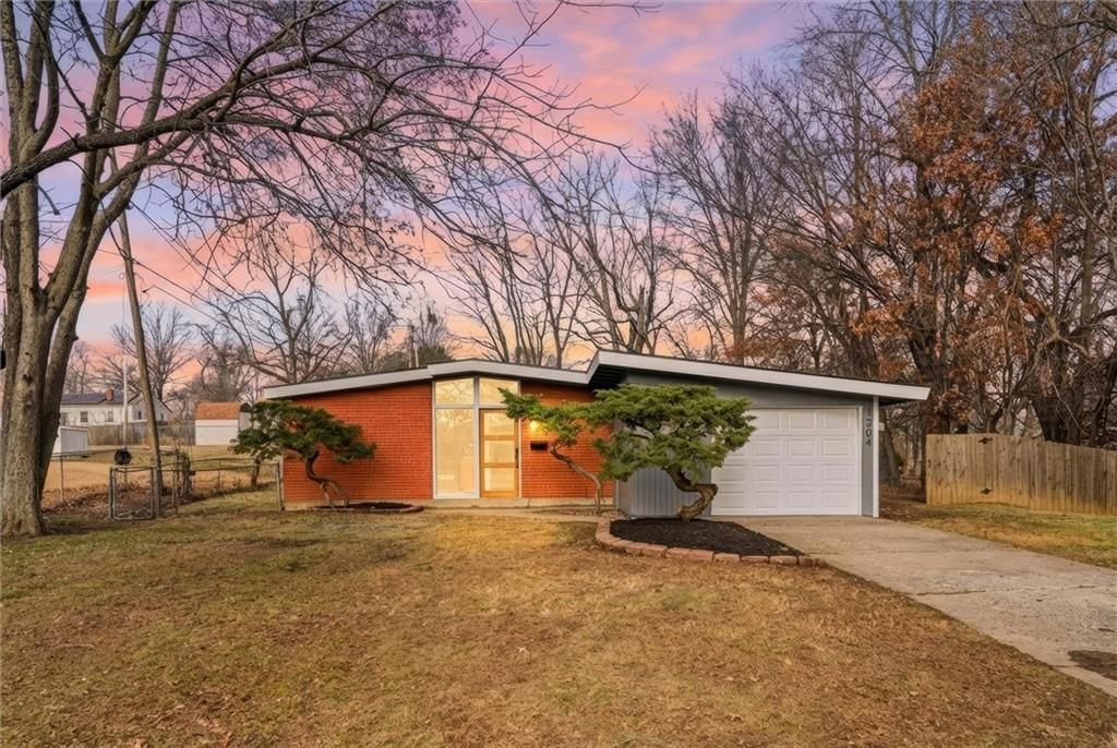 Photo of 1204 NE 67th Street, Kansas City, MO 64118 (MLS # 2592126)