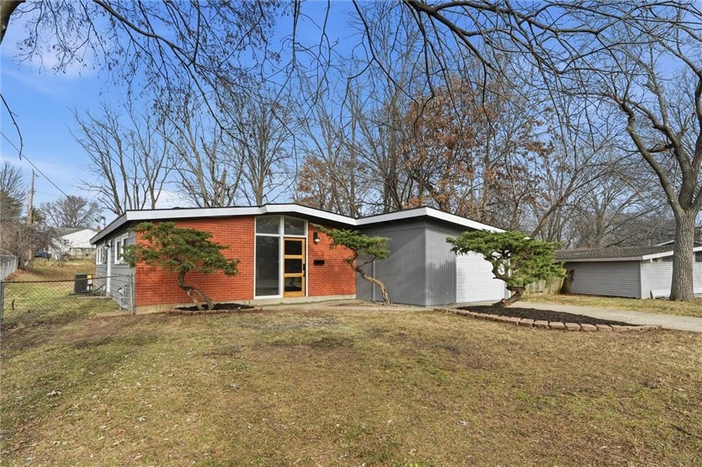 Photo of 1204 NE 67th Street, Kansas City, MO 64118 (MLS # 2592126)