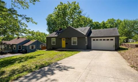 Photo of 3203 NE 56 Street, Kansas City, MO 64119 (MLS # 2616258)