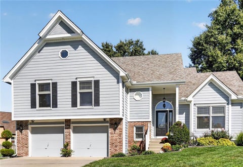 Photo of 7608 NW 76th Place, Kansas City, MO 64152 (MLS # 2644467)