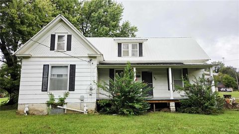 Photo of 105 E 4th Street, Pleasanton, KS 66075 (MLS # 2579725)