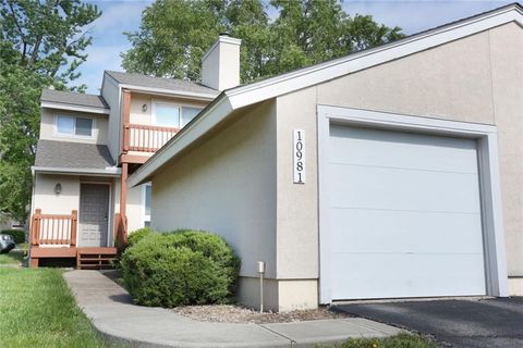 Photo of 10981 Rosehill Road, Overland Park, KS 66210 (MLS # 2588316)