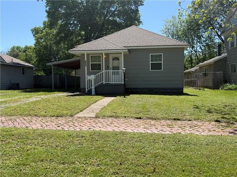 Photo of 1005 W 3rd Street, Pittsburg, KS 66762 (MLS # 2615237)
