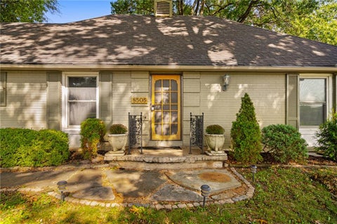 Photo of 8505 Ward Parkway, Kansas City, MO 64114 (MLS # 2642642)