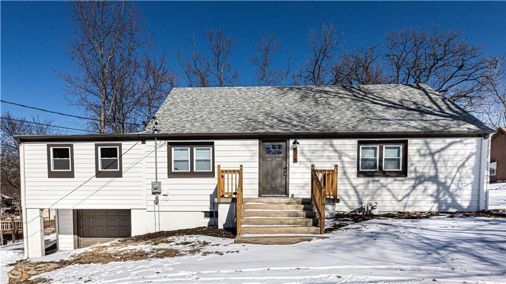 Photo of 808 NE Russell Road, Kansas City, MO 64116 (MLS # 2599101)