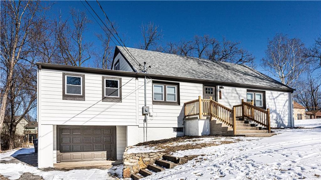 Photo of 808 NE Russell Road, Kansas City, MO 64116 (MLS # 2599101)