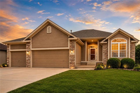 Photo of 10141 N Lane Drive, Kansas City, MO 64157 (MLS # 2626777)